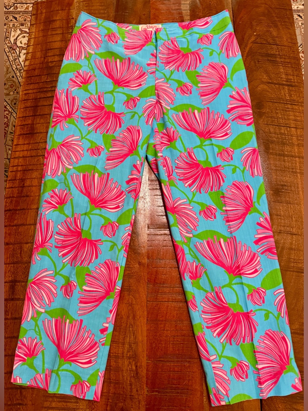 Women’s Lilly Pulitzer vintage Bright Pink Floral Capri Pants - Blue Background